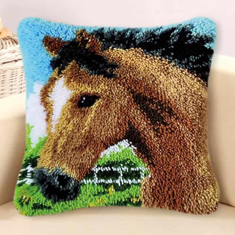 coussin-canevas-cheval-1