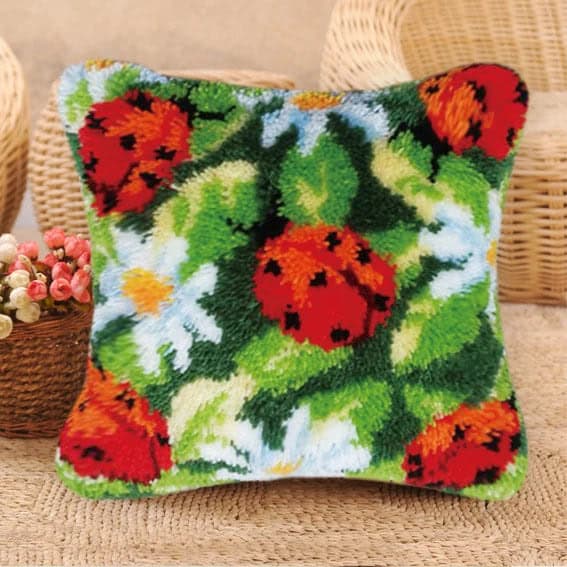 coussin-canevas-coccinelle-2