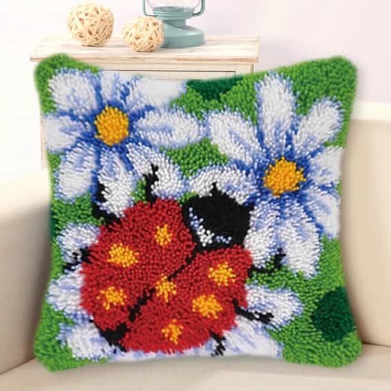 coussin-canevas-coccinelle-3