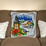 coussin-canevas-cottage-enneige-1