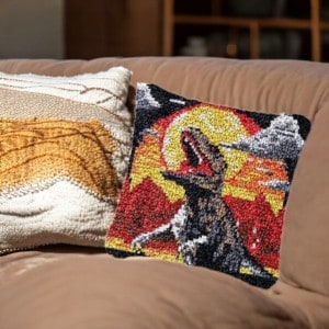 coussin-canevas-dinosaure-1