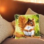 coussin-canevas-ecureuil-1