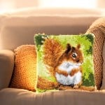 coussin-canevas-ecureuil-2