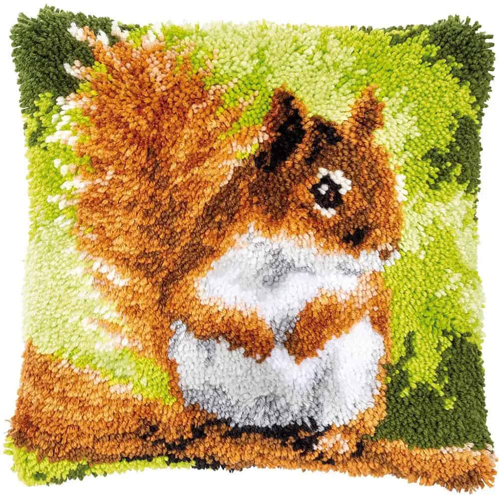 coussin-canevas-ecureuil-3