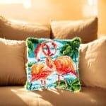 coussin-canevas-flamant-rose-1