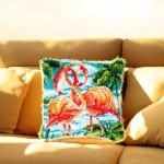 coussin-canevas-flamant-rose-2