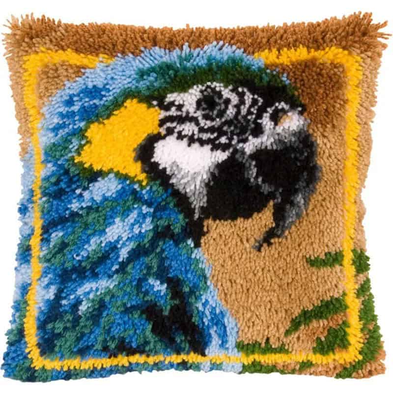 coussin-canevas-perroquet-2